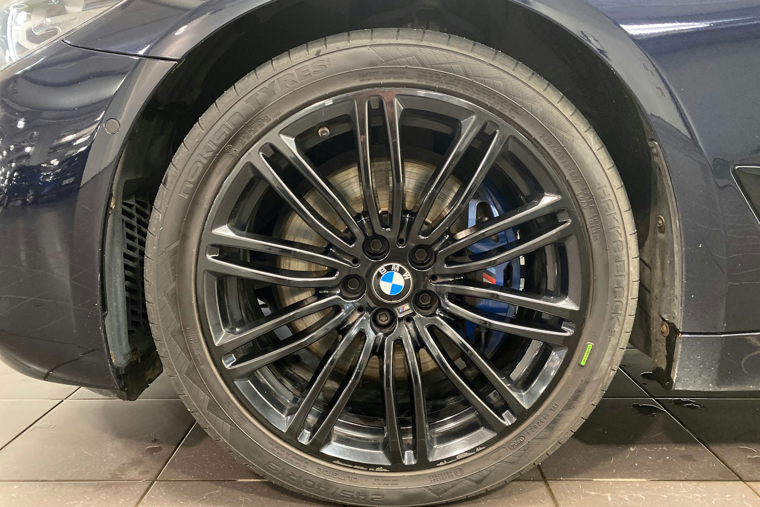 Musta BMW 530 2018 kuva 11.