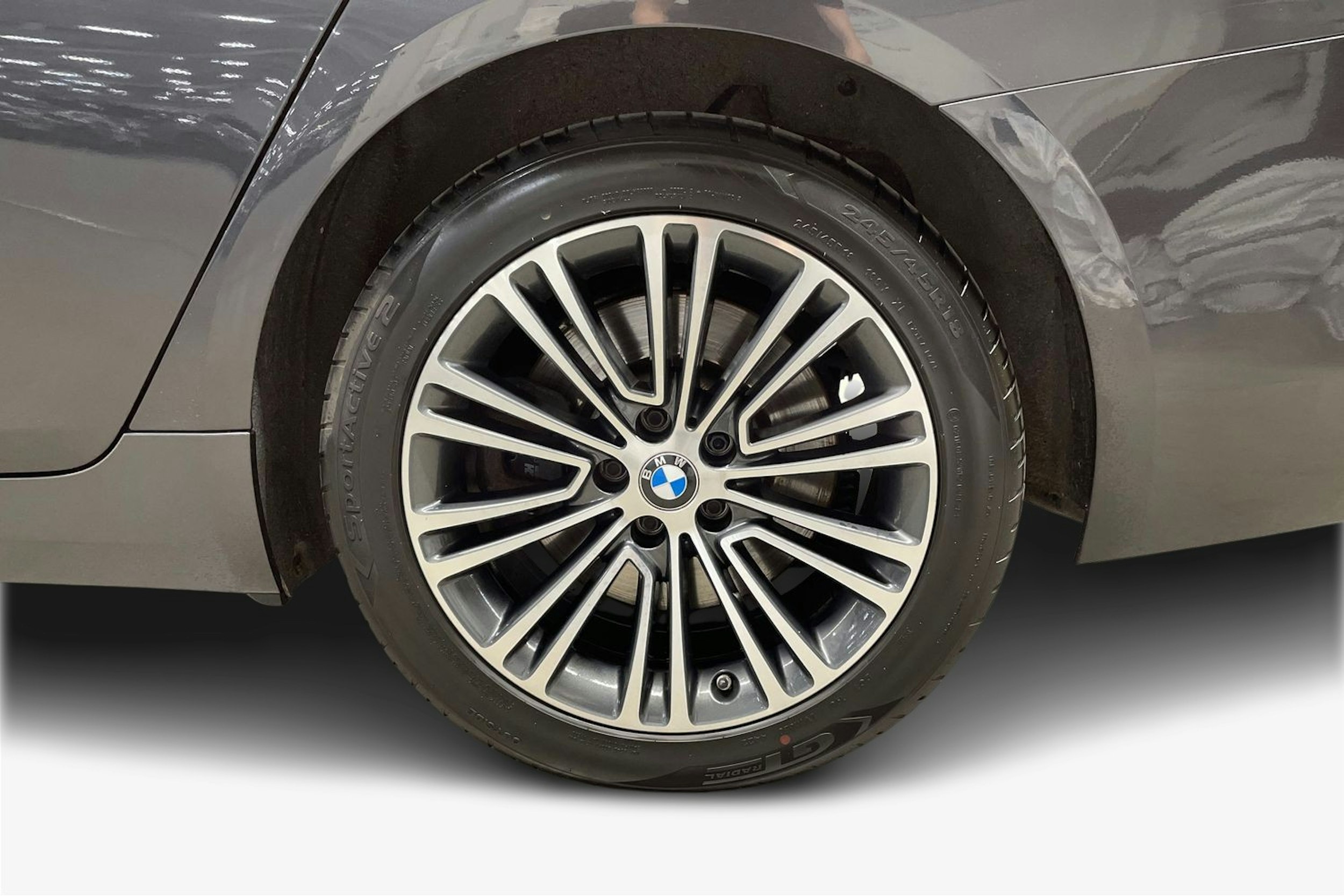 harmaa BMW 530 2018 kuva 11.