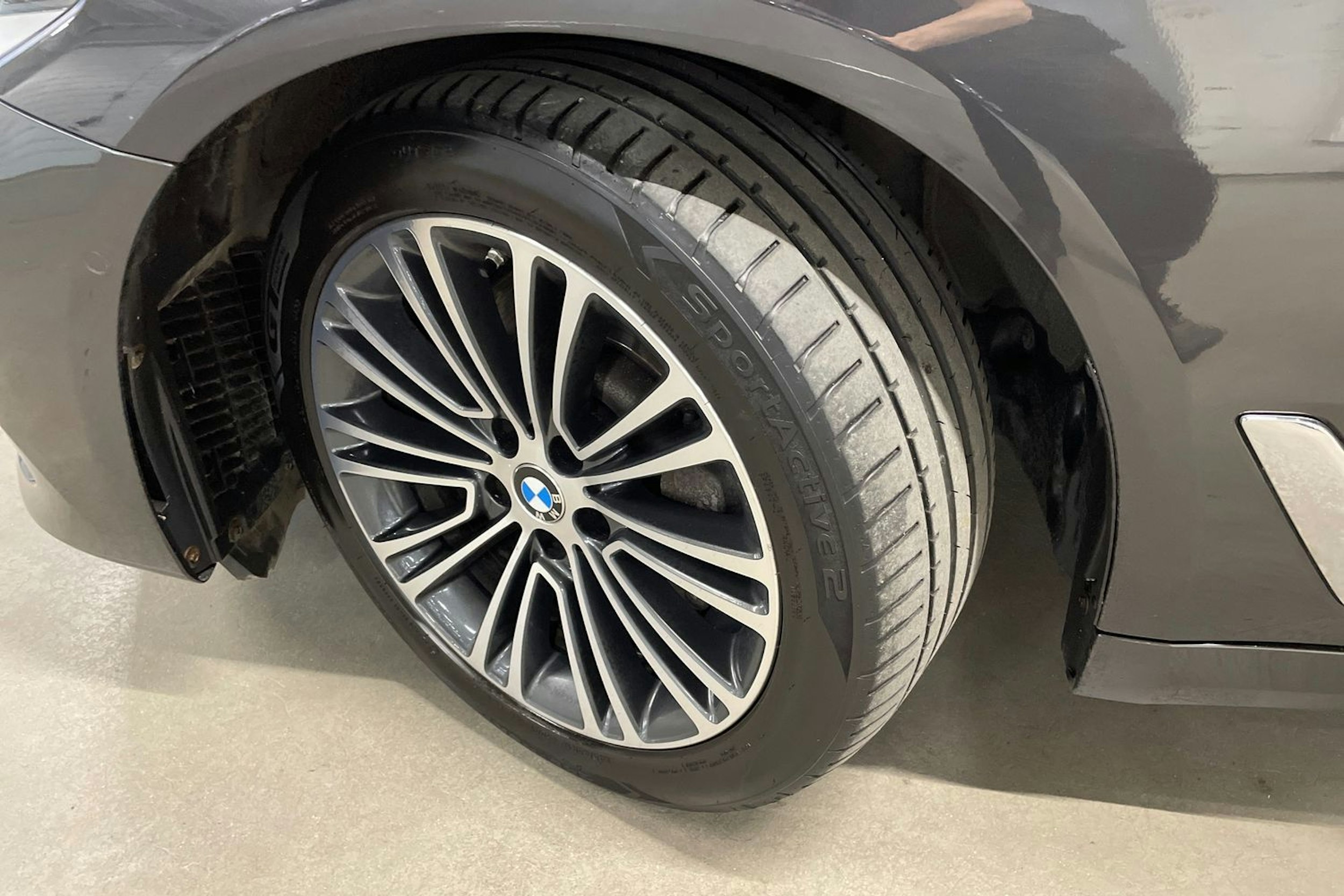 harmaa BMW 530 2018 kuva 13.