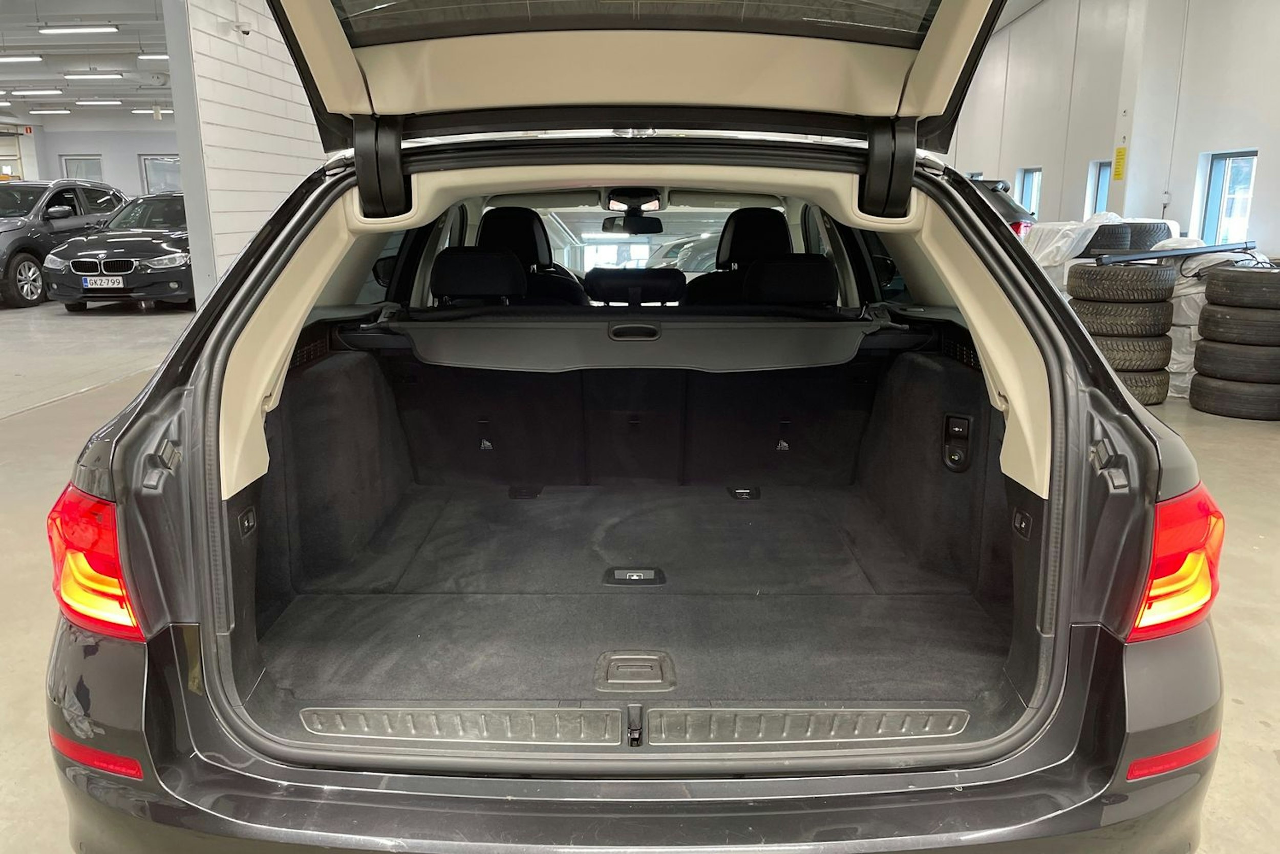 harmaa BMW 530 2018 kuva 15.