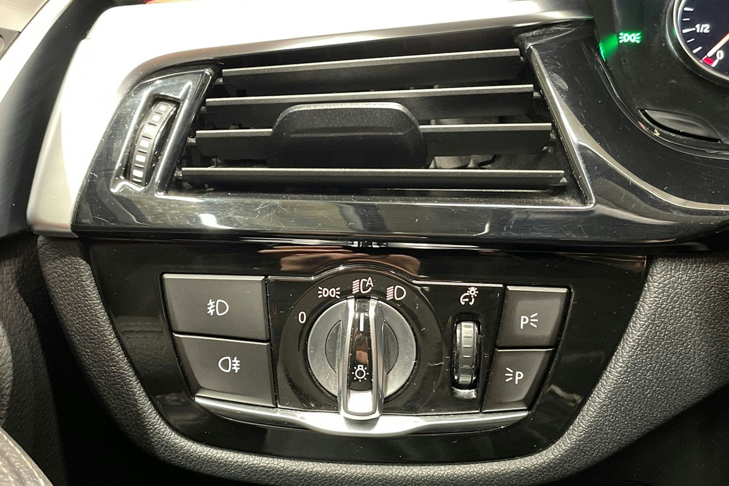 harmaa BMW 530 2018 kuva 23.