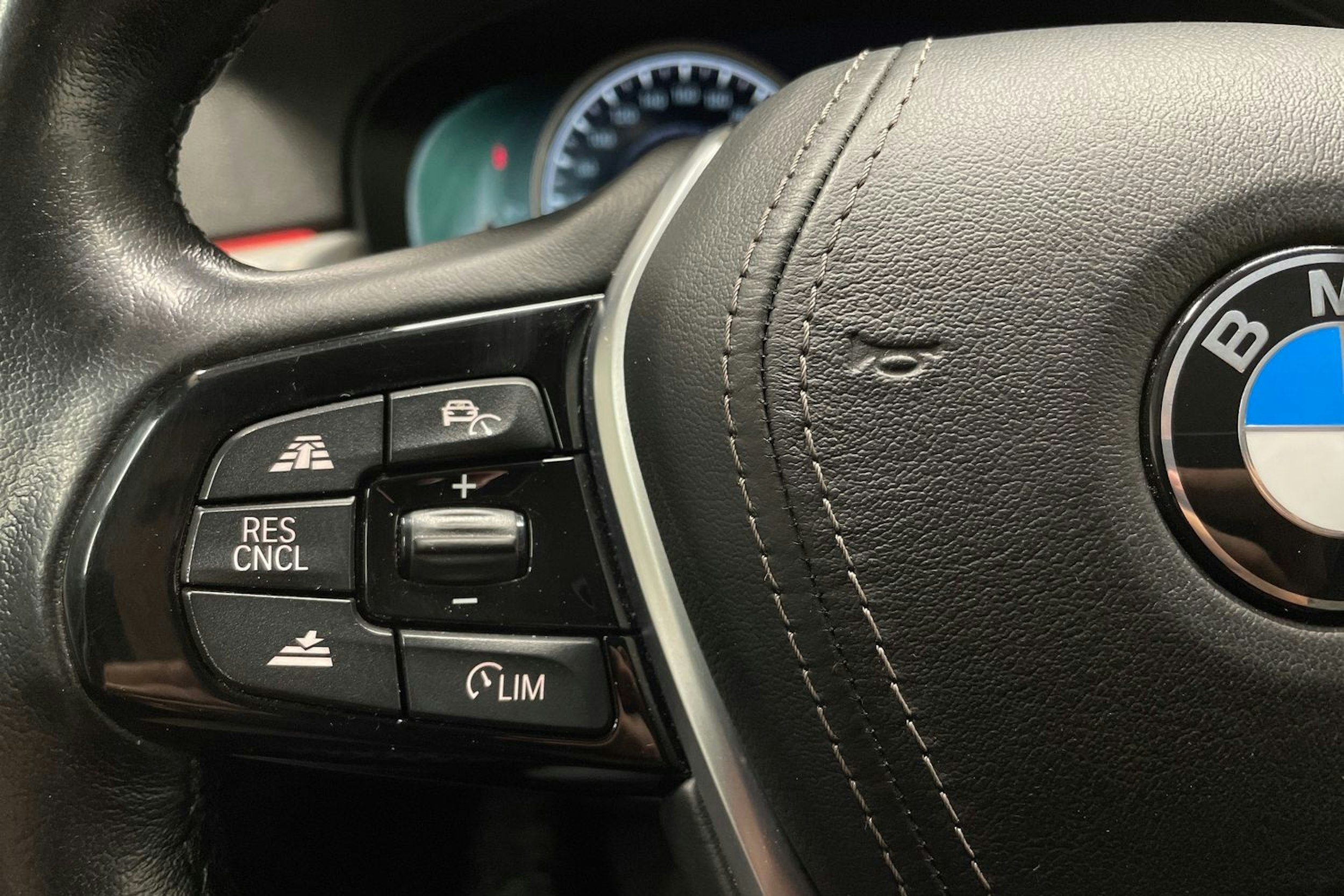 harmaa BMW 530 2018 kuva 24.