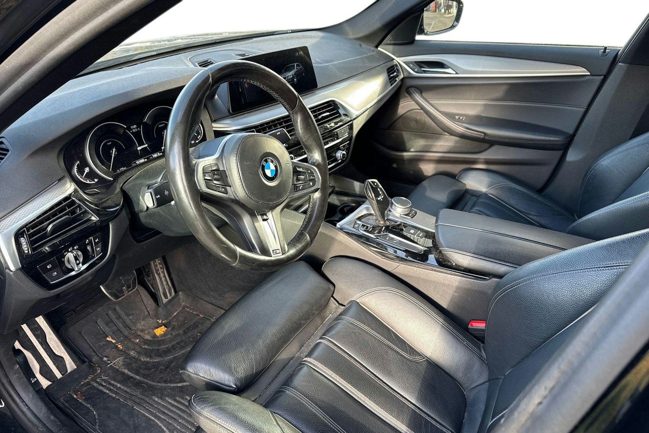 musta BMW 530 2018 kuva 3.
