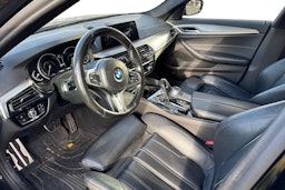 musta BMW 530 2018 kuva 3.