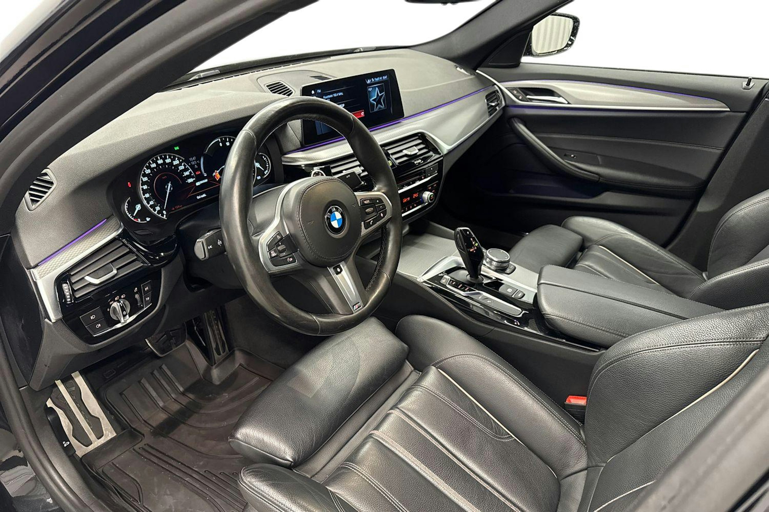 musta BMW 530 2018 kuva 7.