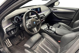 musta BMW 530 2018 kuva 7.