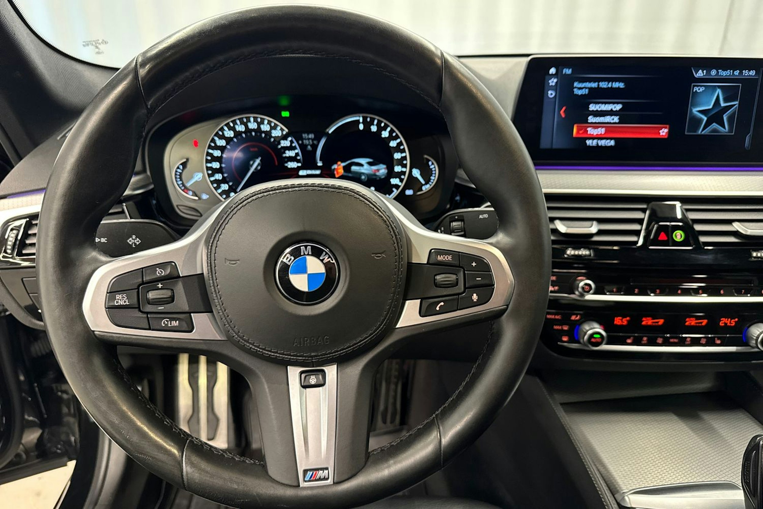 musta BMW 530 2018 kuva 14.