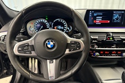 musta BMW 530 2018 kuva 14.