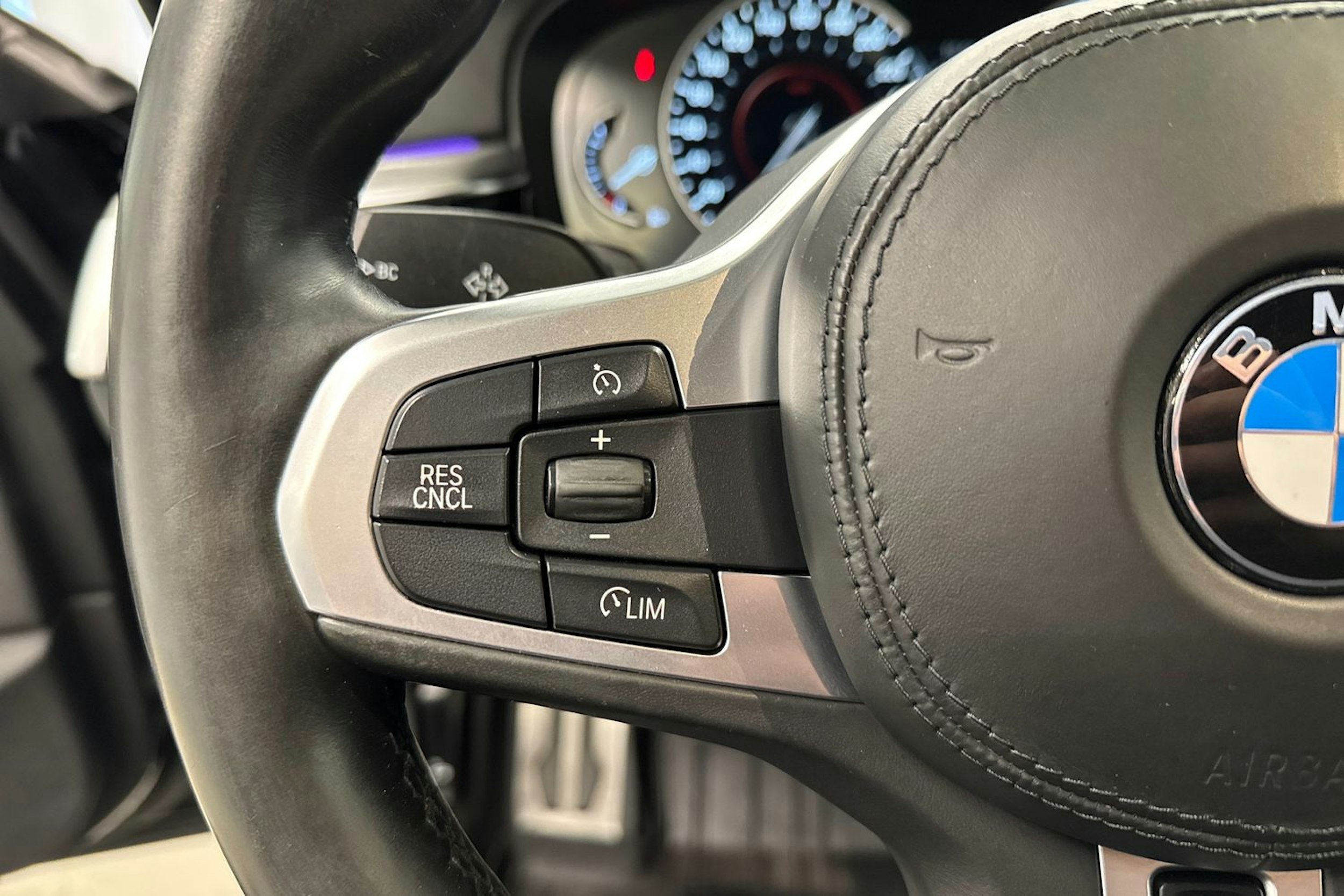 musta BMW 530 2018 kuva 15.
