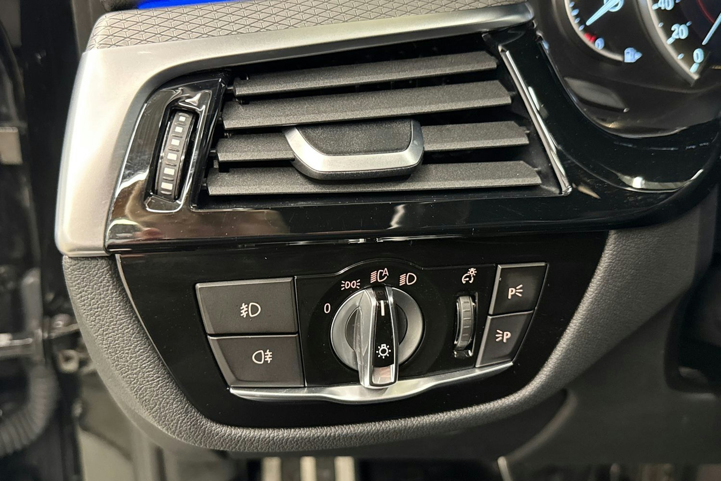musta BMW 530 2018 kuva 22.