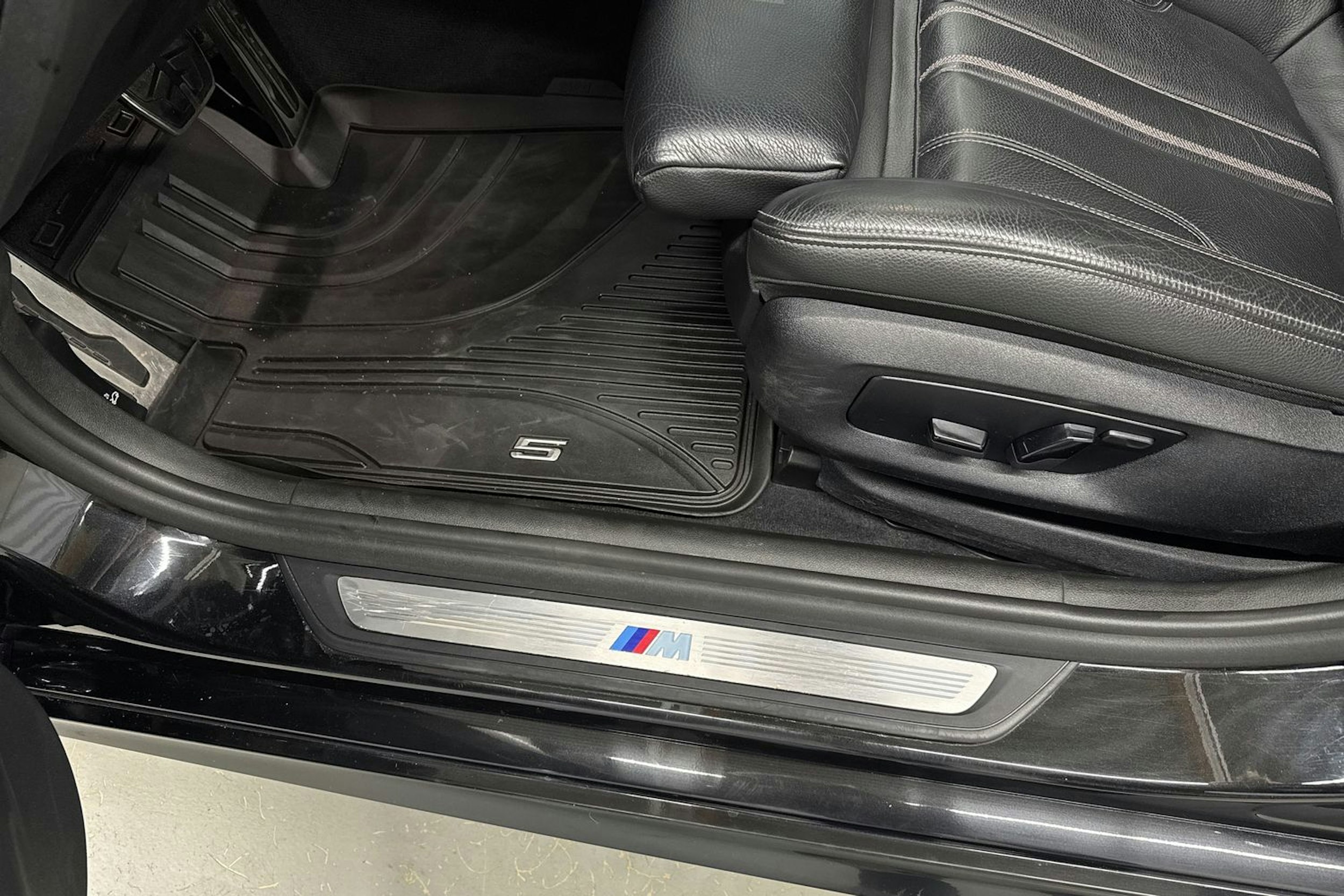 musta BMW 530 2018 kuva 28.
