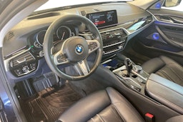 Sininen BMW 530 2017 kuva 7.