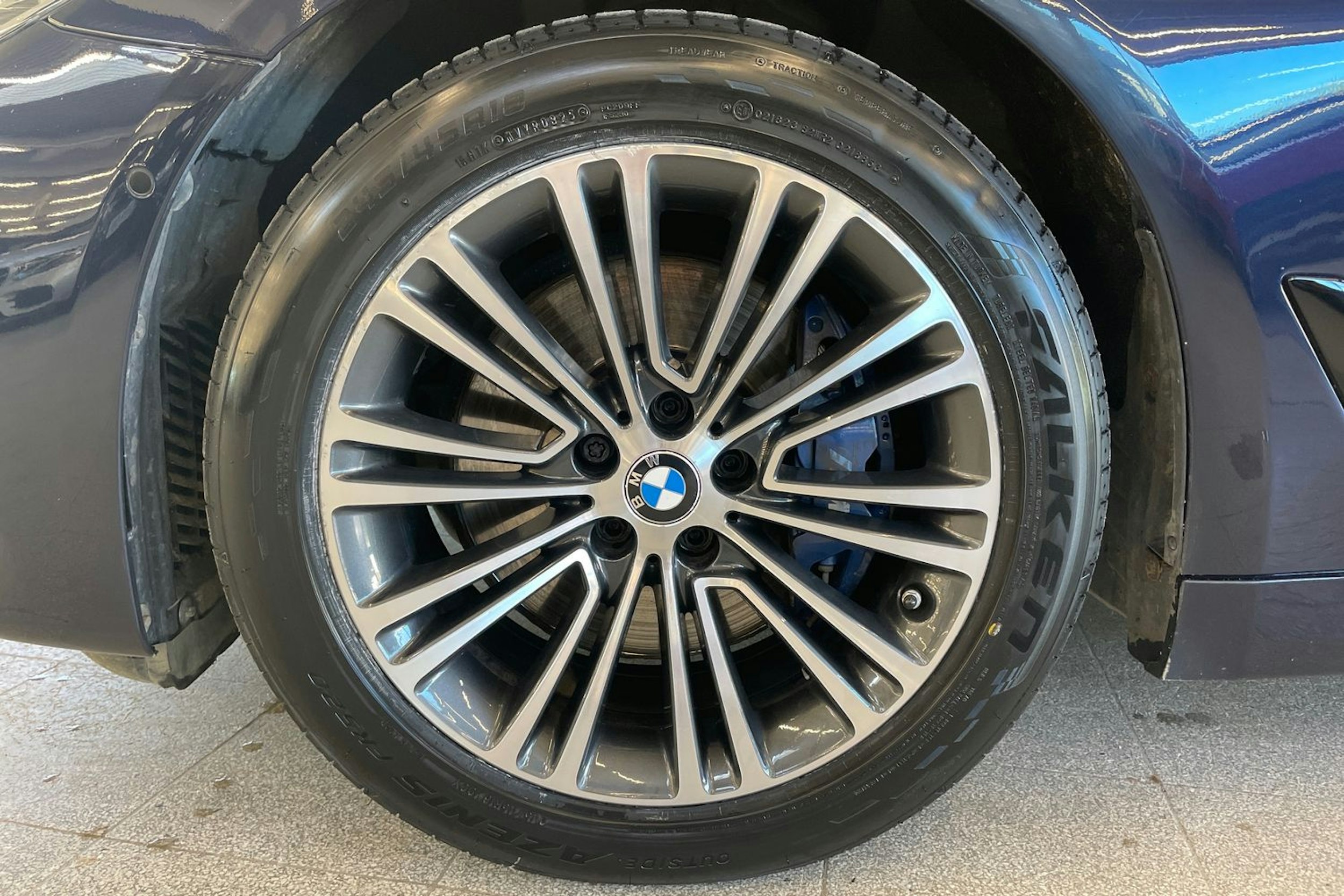 Sininen BMW 530 2017 kuva 11.