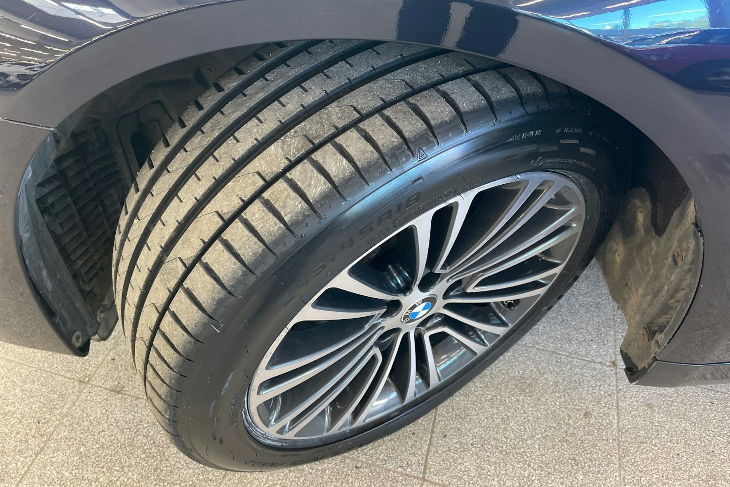 Sininen BMW 530 2017 kuva 13.