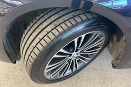 Sininen BMW 530 2017 kuva 13.