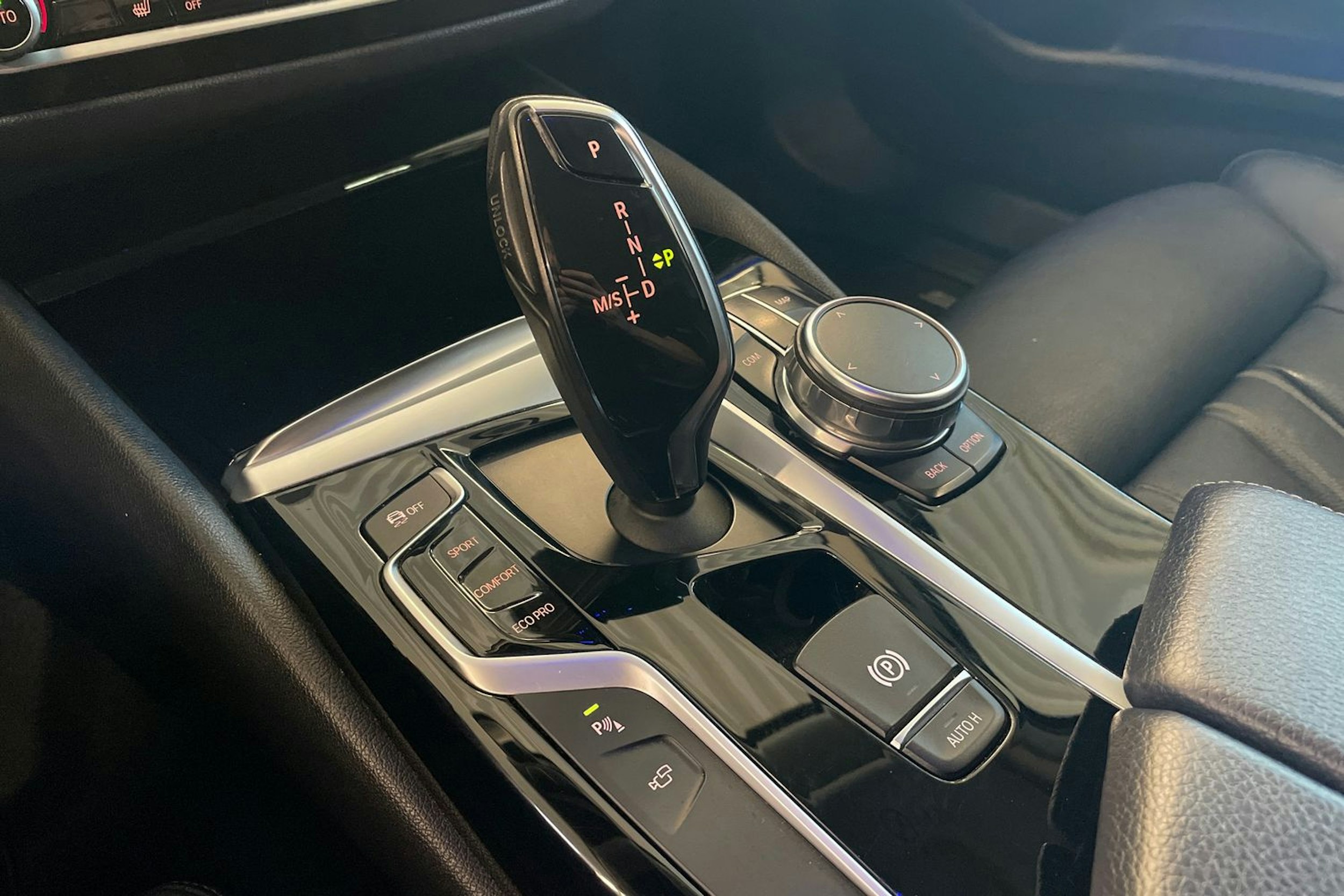 Sininen BMW 530 2017 kuva 18.