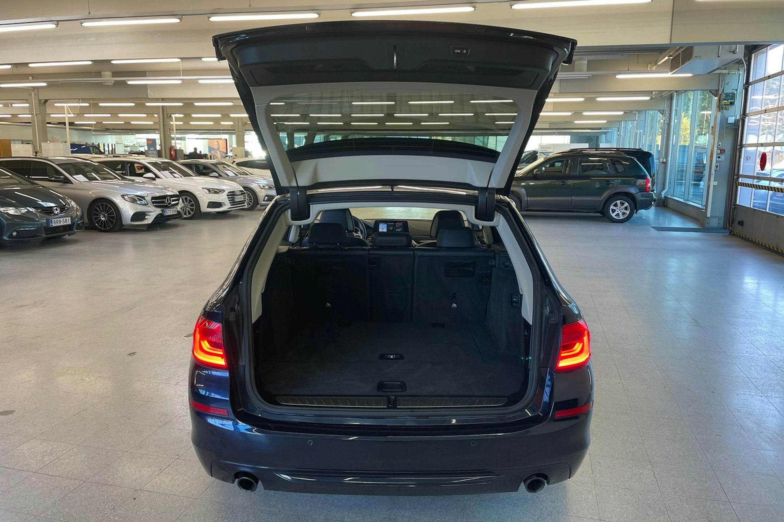 Sininen BMW 530 2017 kuva 21.