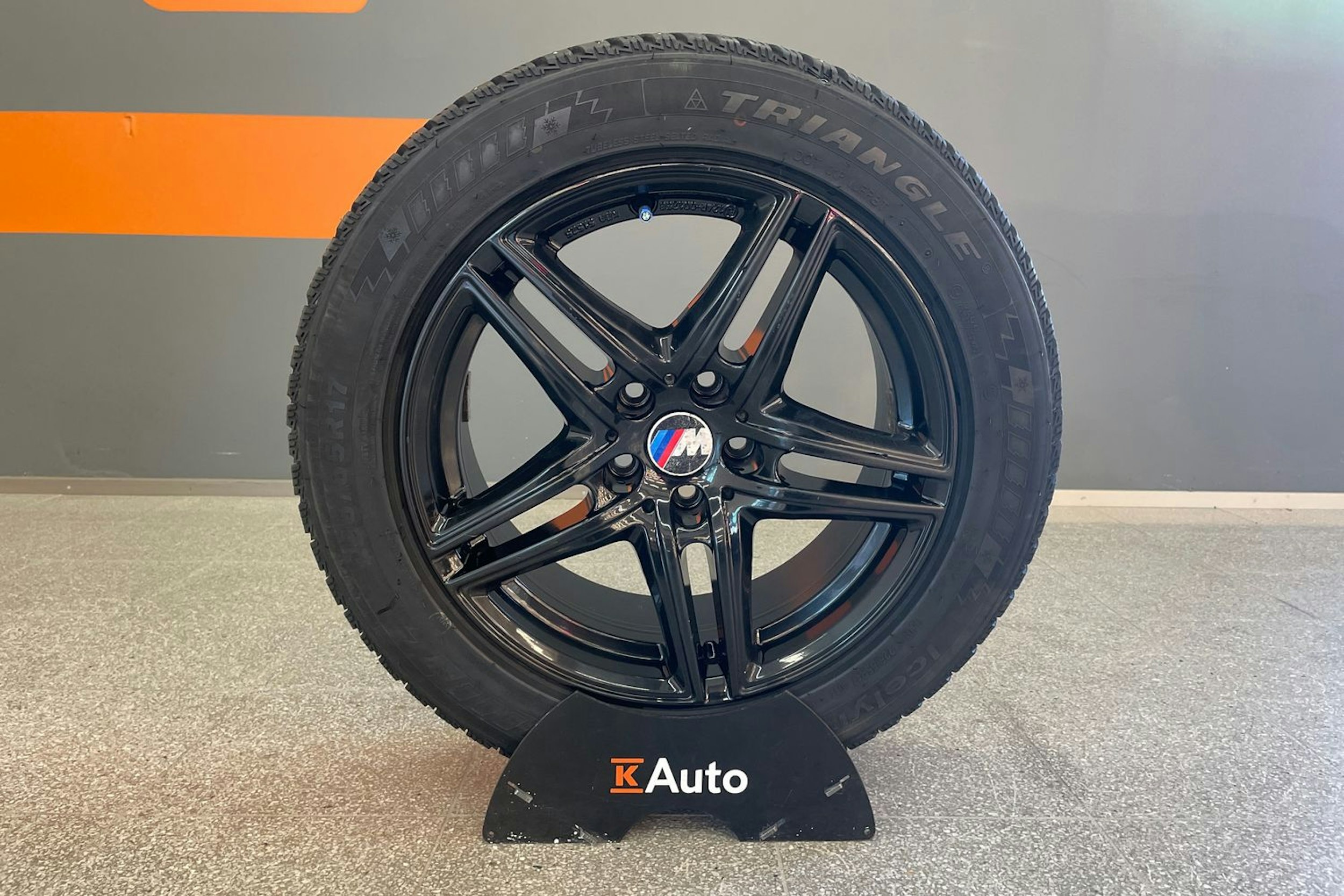 Sininen BMW 530 2017 kuva 24.