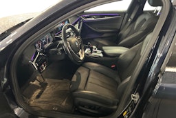 Sininen BMW 530 2018 kuva 3.