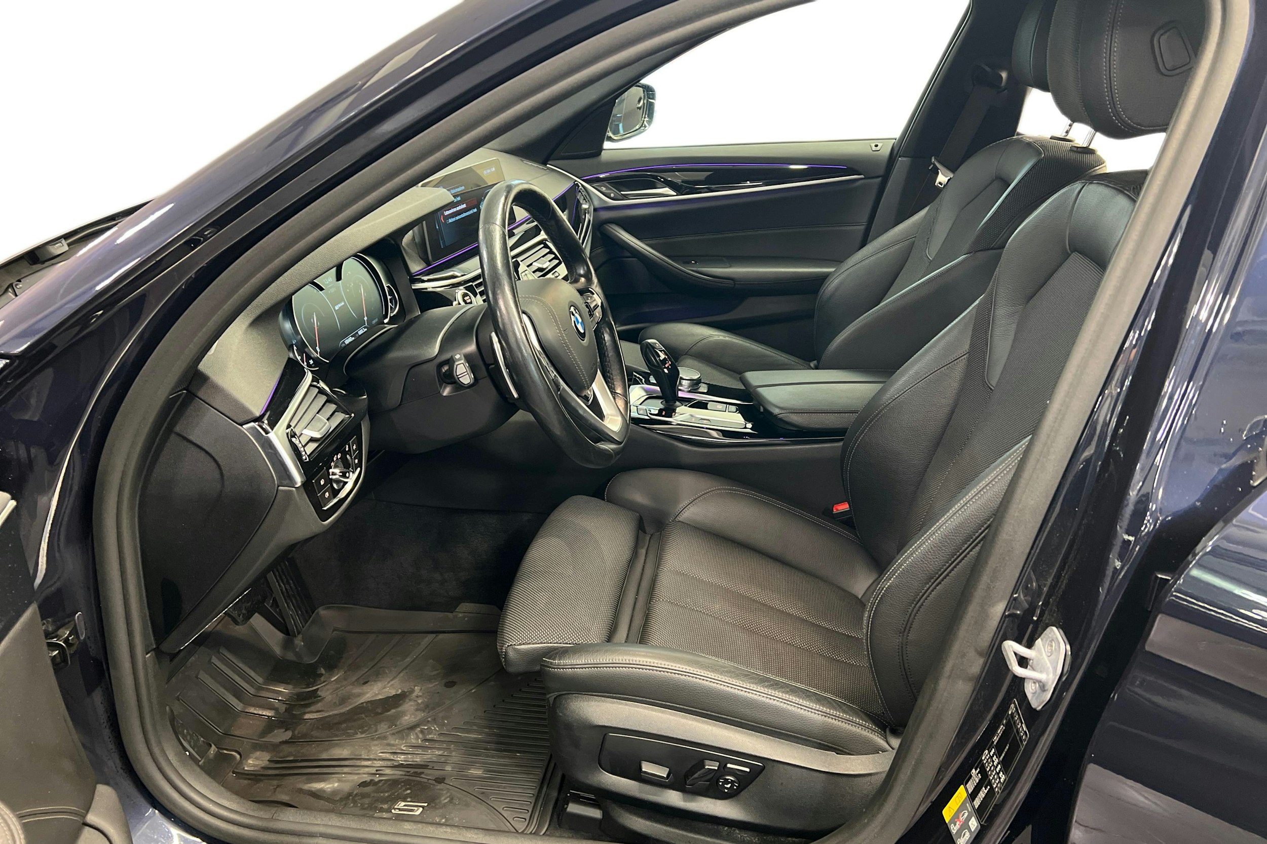 Sininen BMW 530 2018 kuva 6.