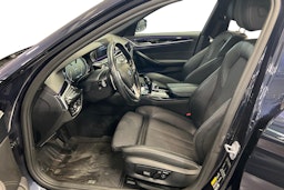 Sininen BMW 530 2018 kuva 6.