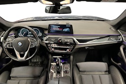 Sininen BMW 530 2018 kuva 7.