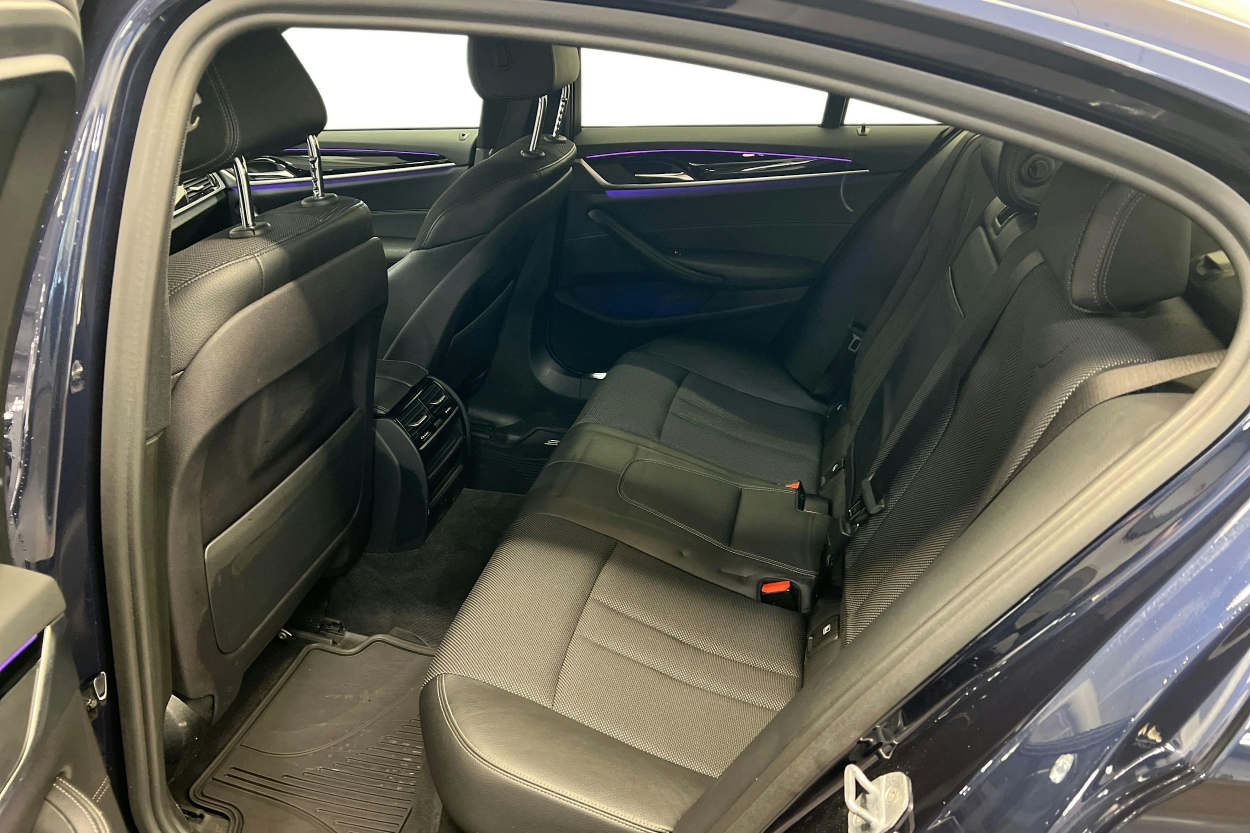 Sininen BMW 530 2018 kuva 8.