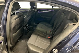 Sininen BMW 530 2018 kuva 8.