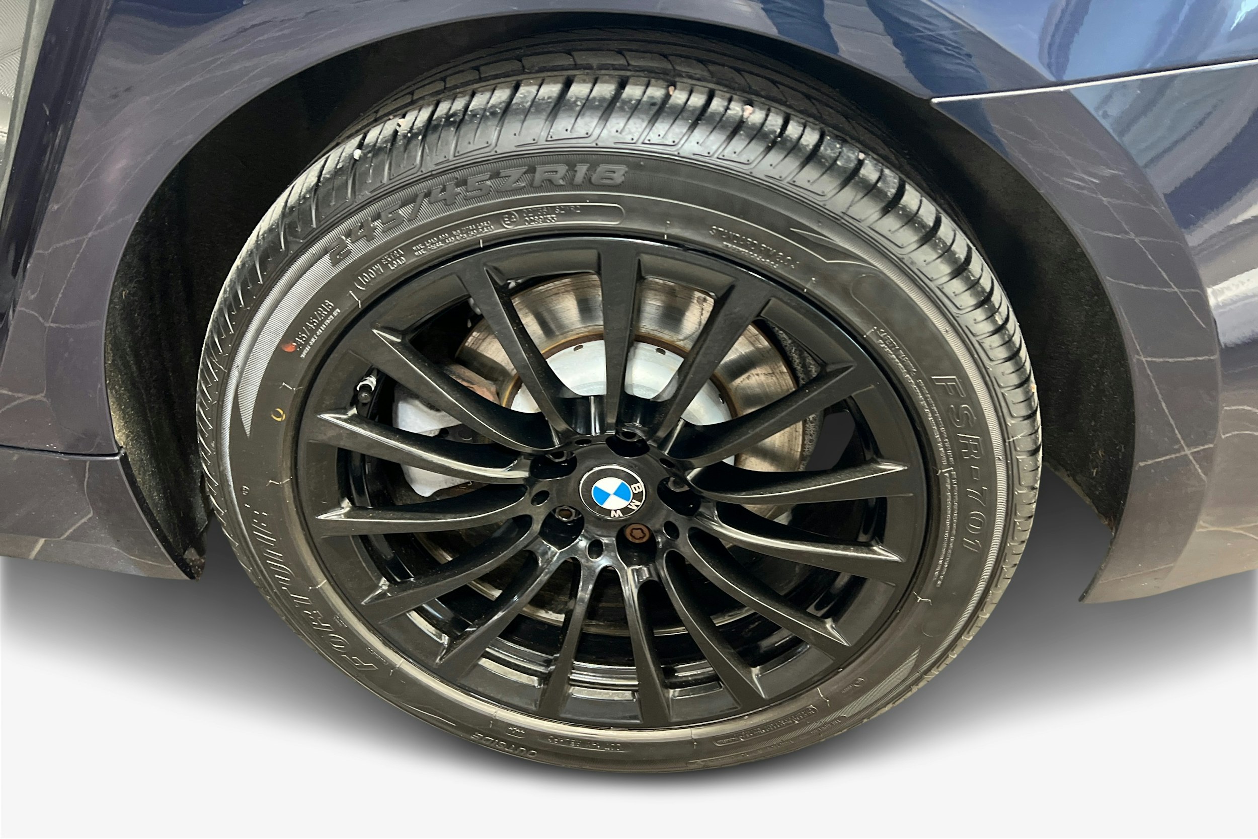 Sininen BMW 530 2018 kuva 9.