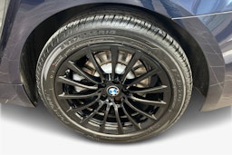 Sininen BMW 530 2018 kuva 9.