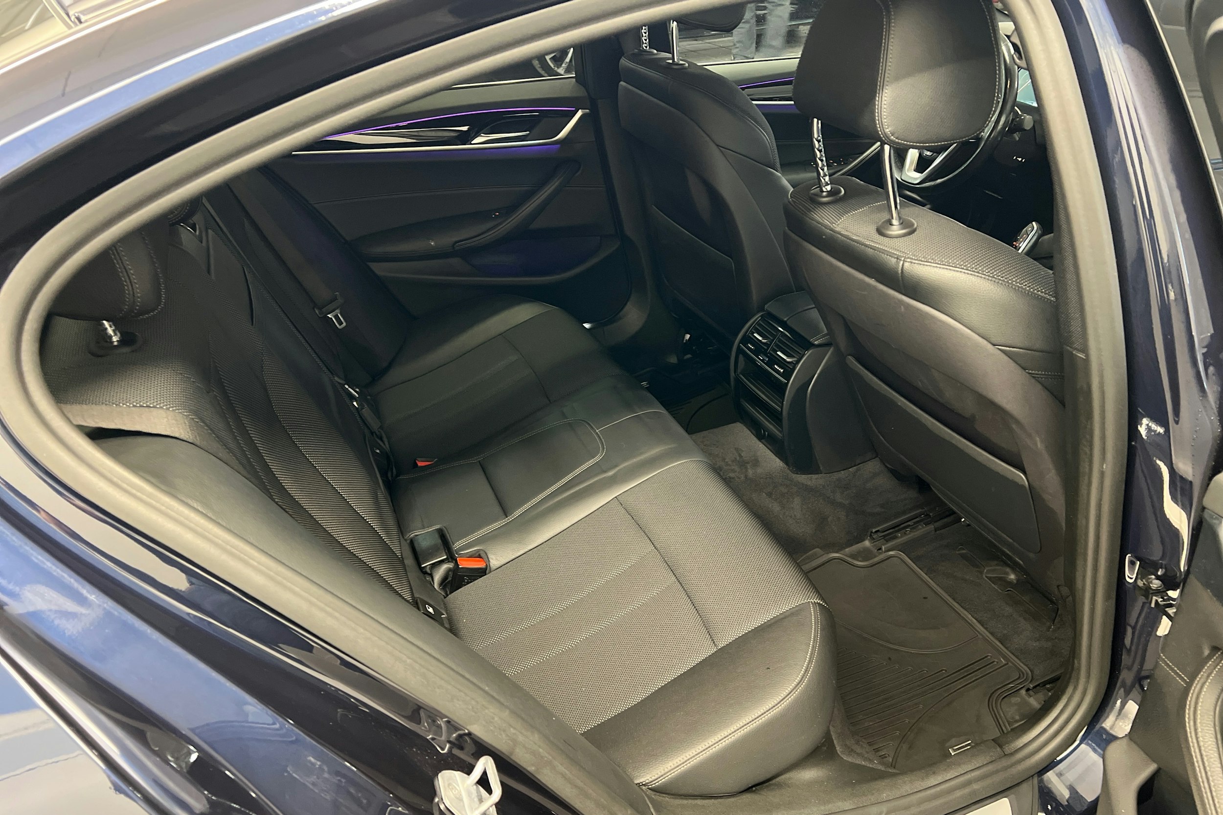 Sininen BMW 530 2018 kuva 12.