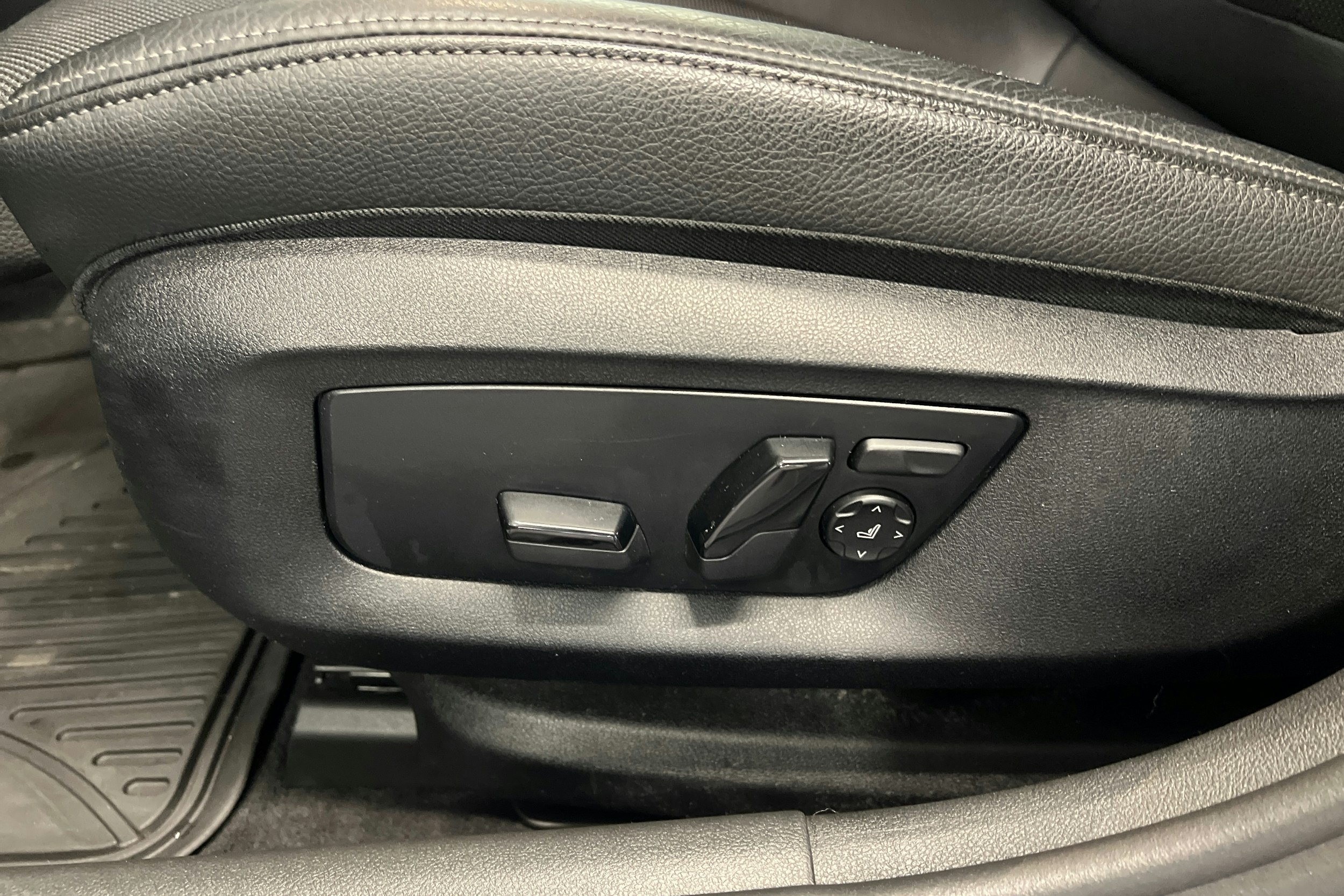 Sininen BMW 530 2018 kuva 13.