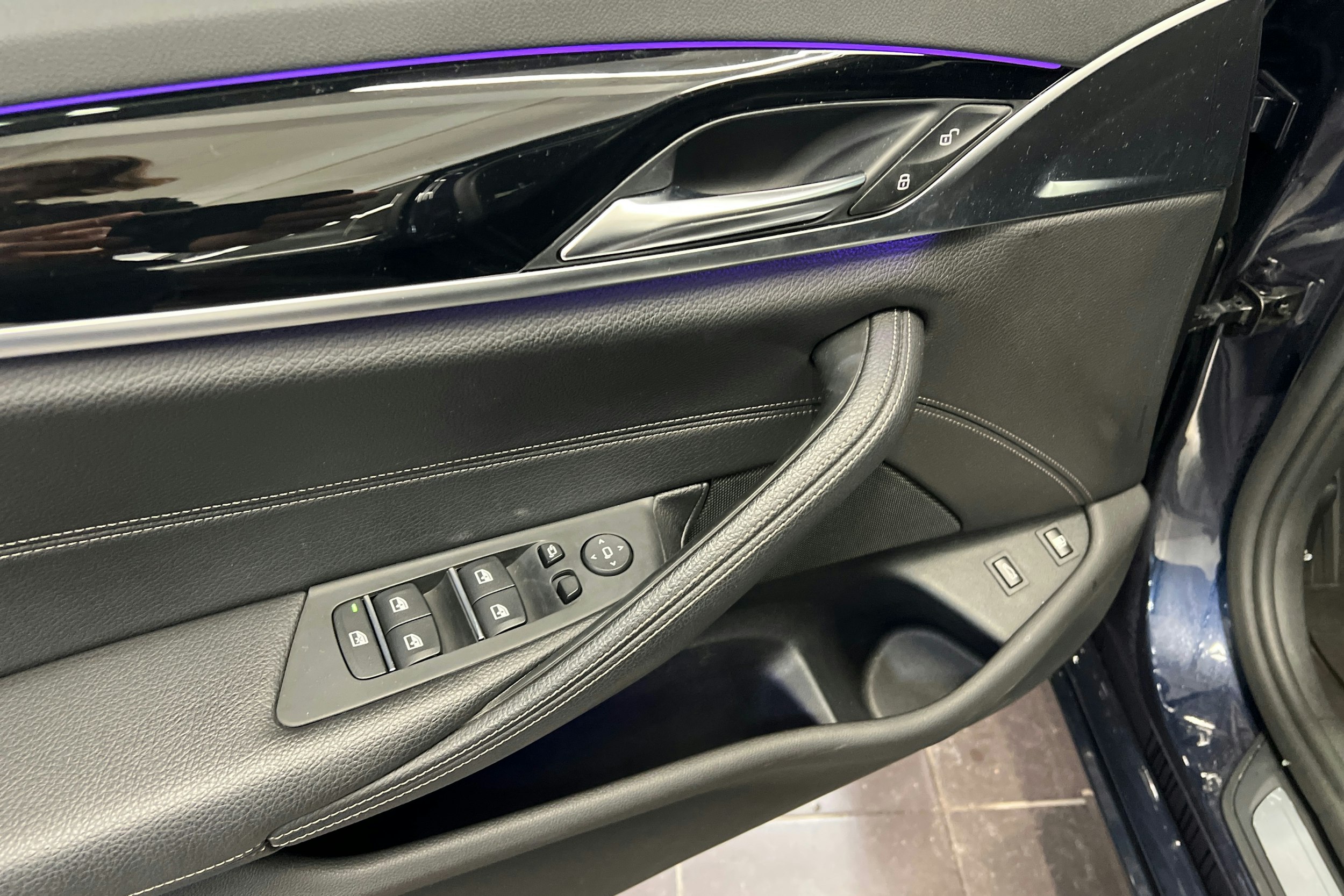 Sininen BMW 530 2018 kuva 14.