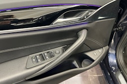 Sininen BMW 530 2018 kuva 14.