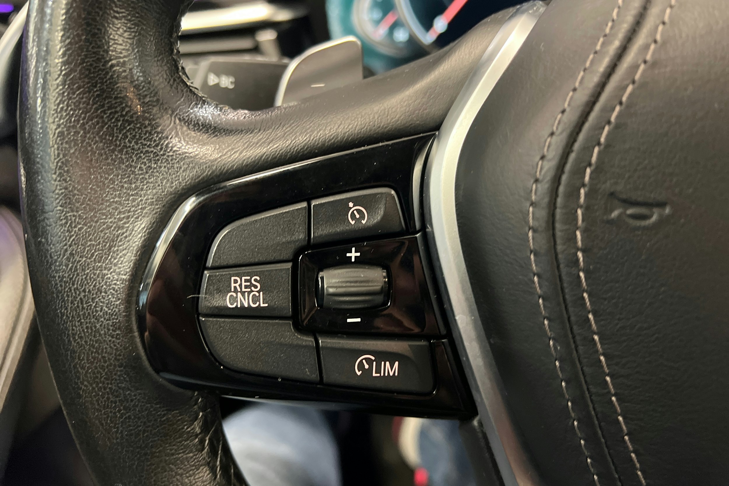 Sininen BMW 530 2018 kuva 15.