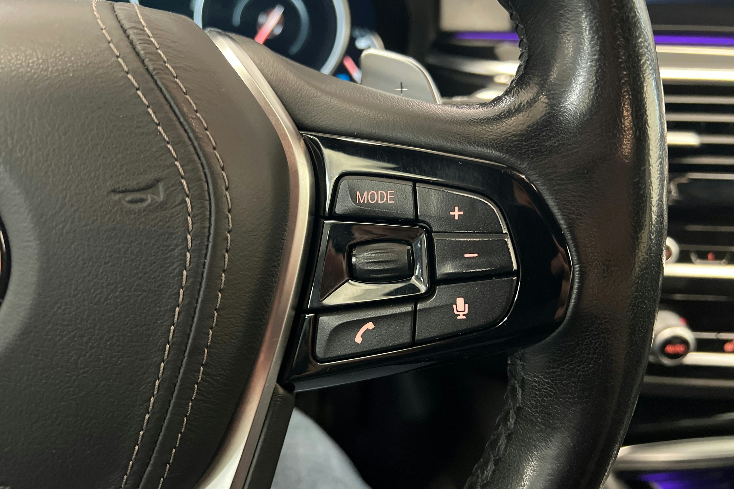 Sininen BMW 530 2018 kuva 16.