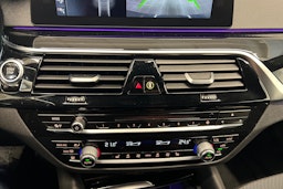 Sininen BMW 530 2018 kuva 20.