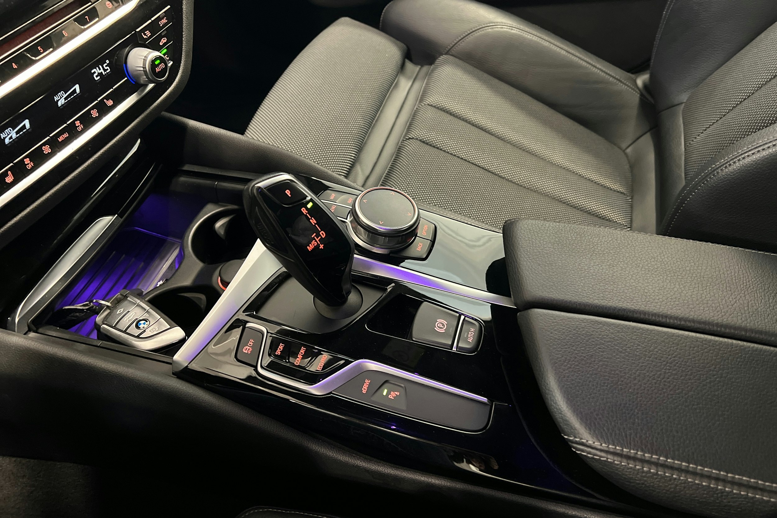 Sininen BMW 530 2018 kuva 21.