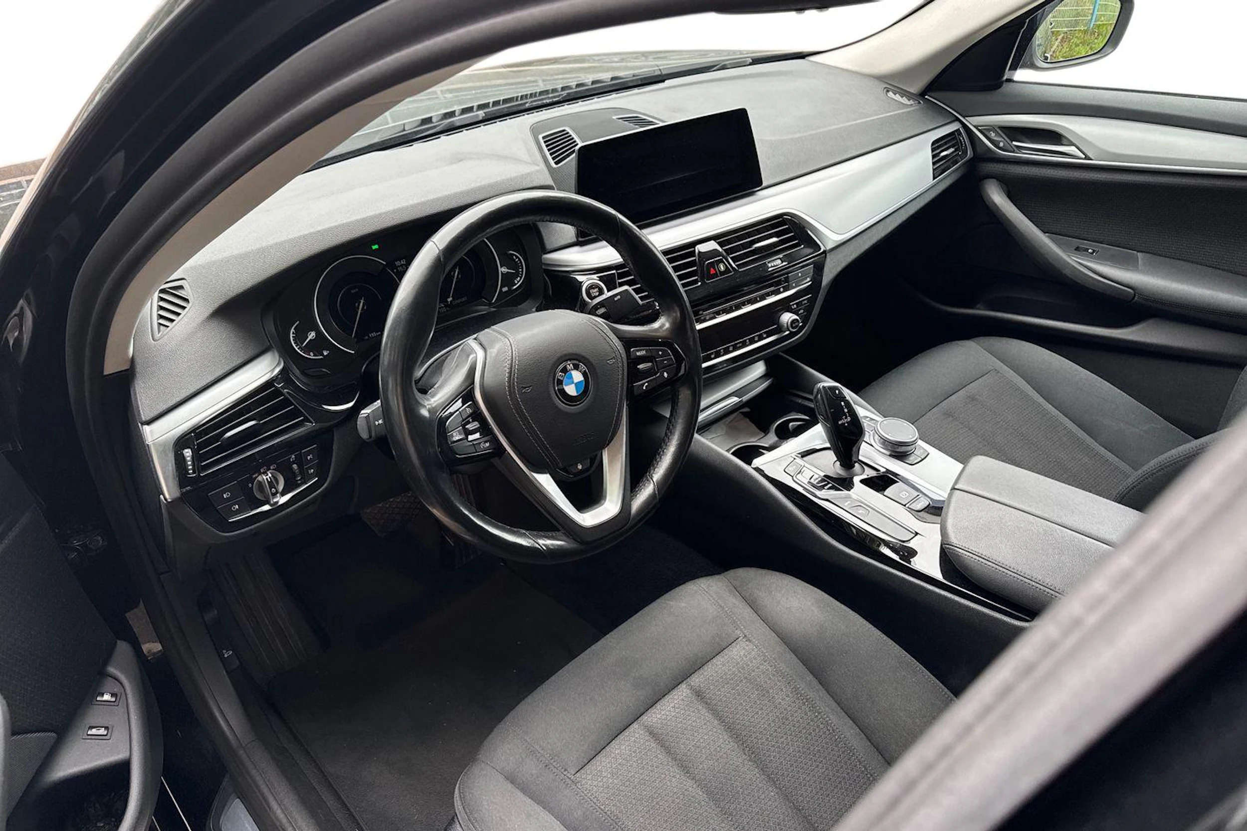 musta BMW 530 2019 kuva 3.