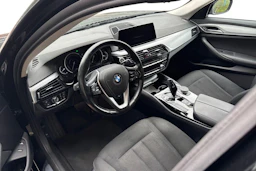 musta BMW 530 2019 kuva 3.