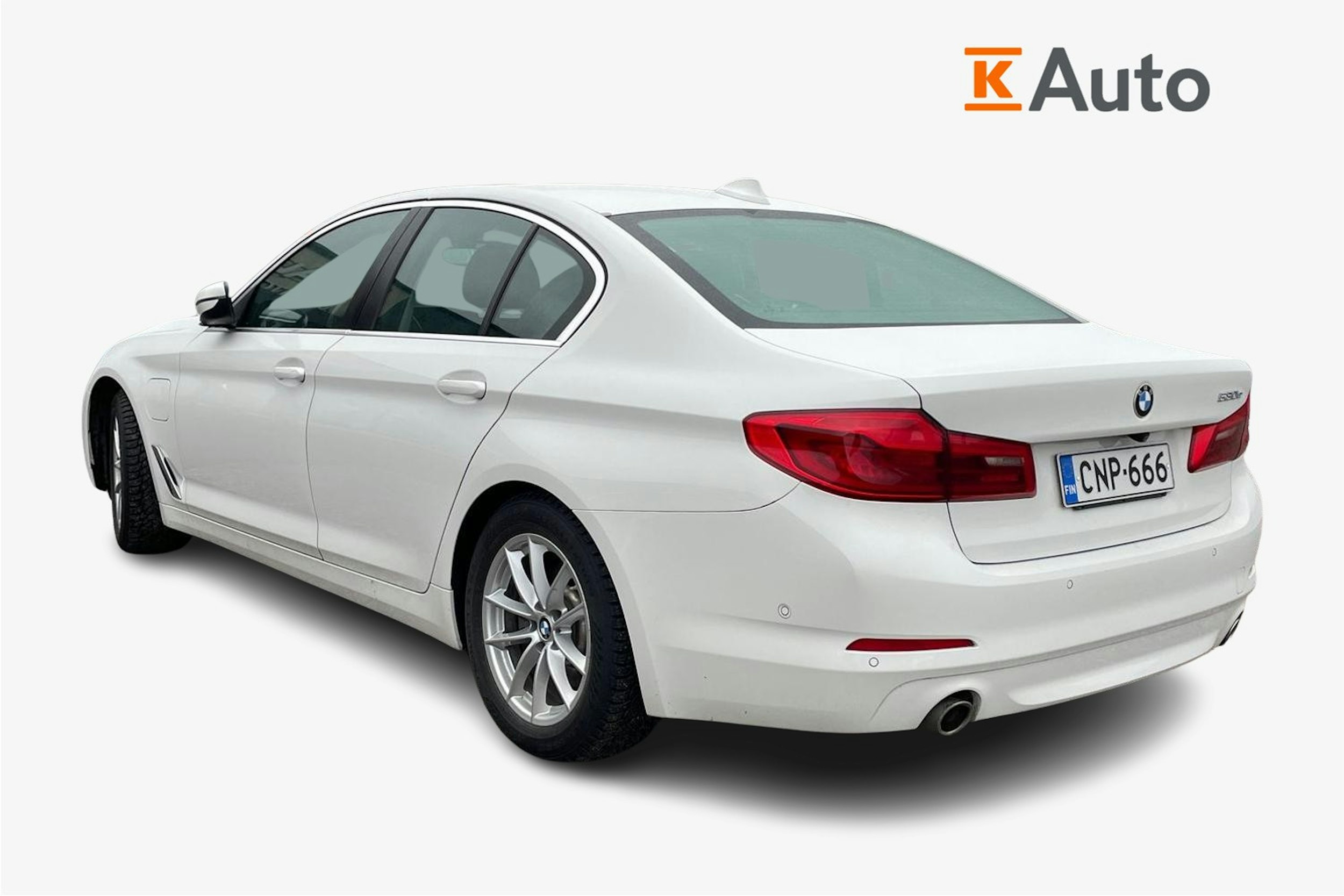 valkoinen BMW 530 2019 kuva 2.