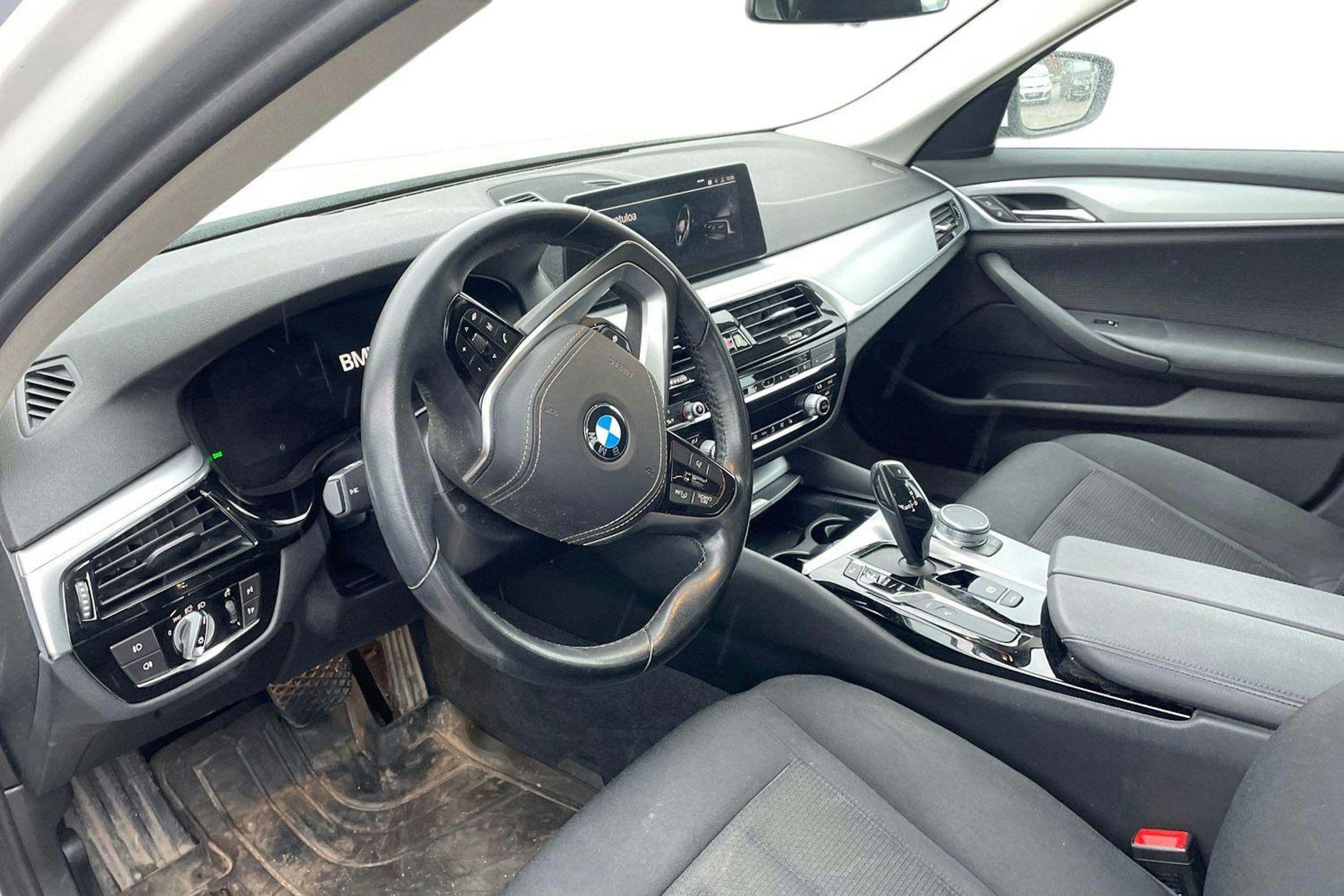 valkoinen BMW 530 2019 kuva 3.