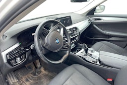 valkoinen BMW 530 2019 kuva 3.