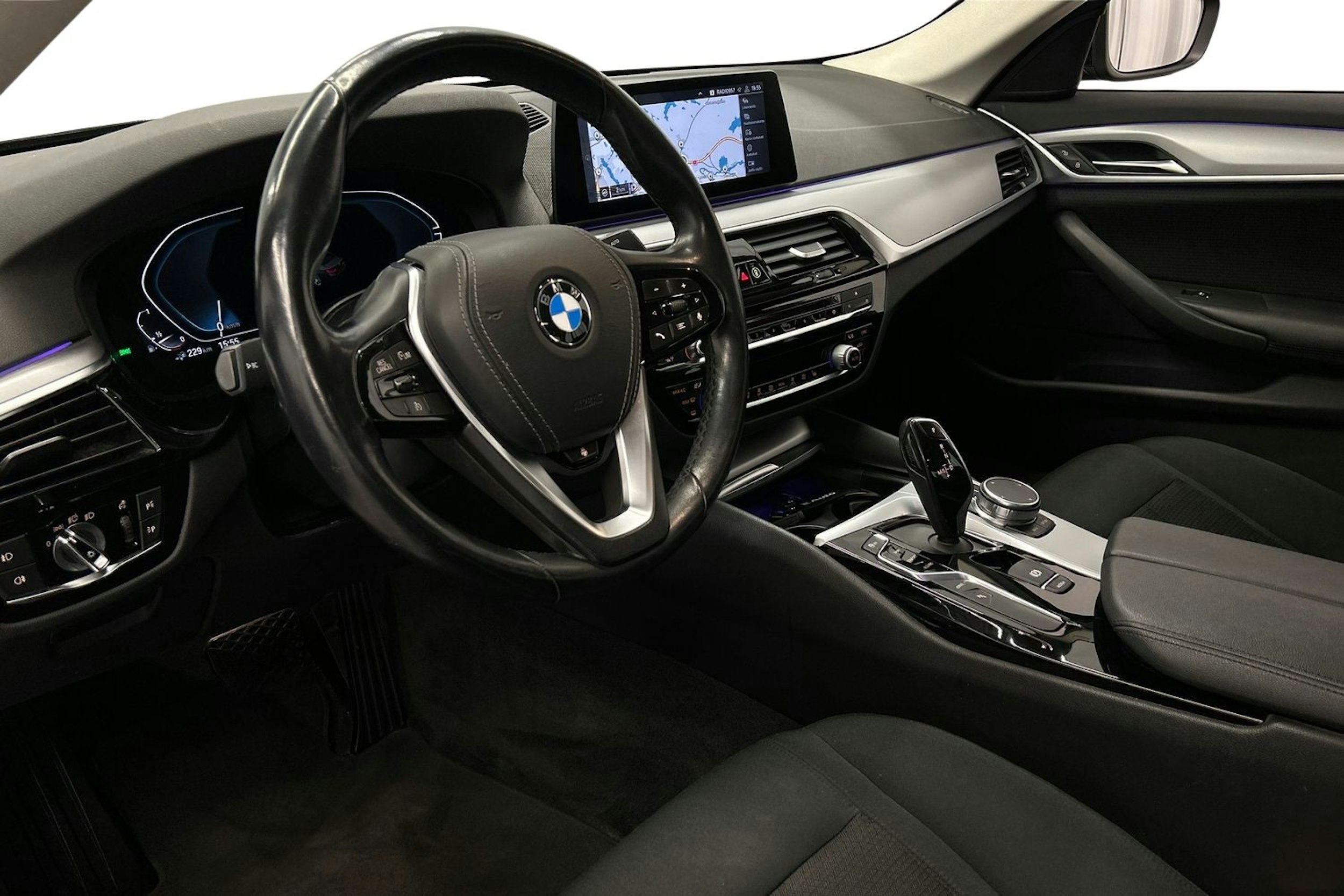 musta BMW 530 2020 kuva 7.