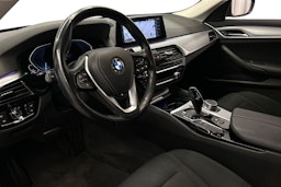 musta BMW 530 2020 kuva 7.