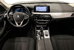 musta BMW 530 2020 kuva 9.
