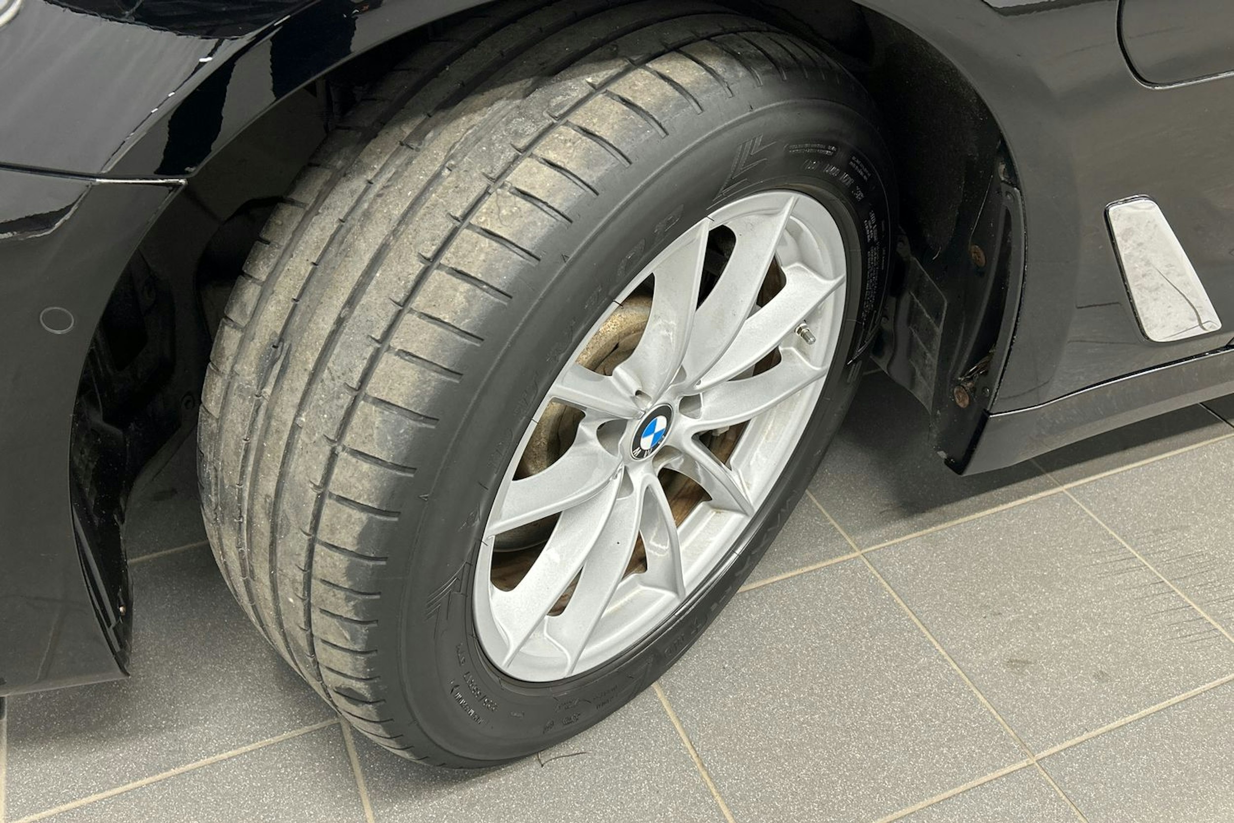 musta BMW 530 2020 kuva 14.