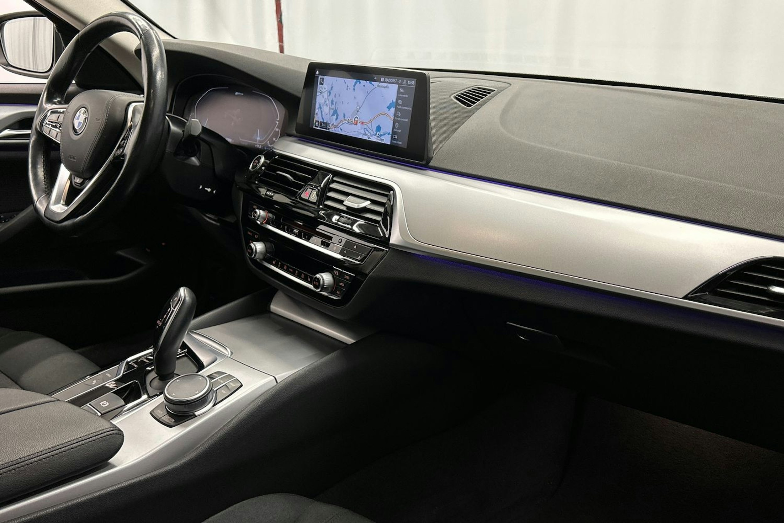 musta BMW 530 2020 kuva 15.
