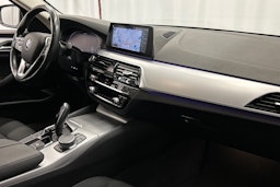 musta BMW 530 2020 kuva 15.