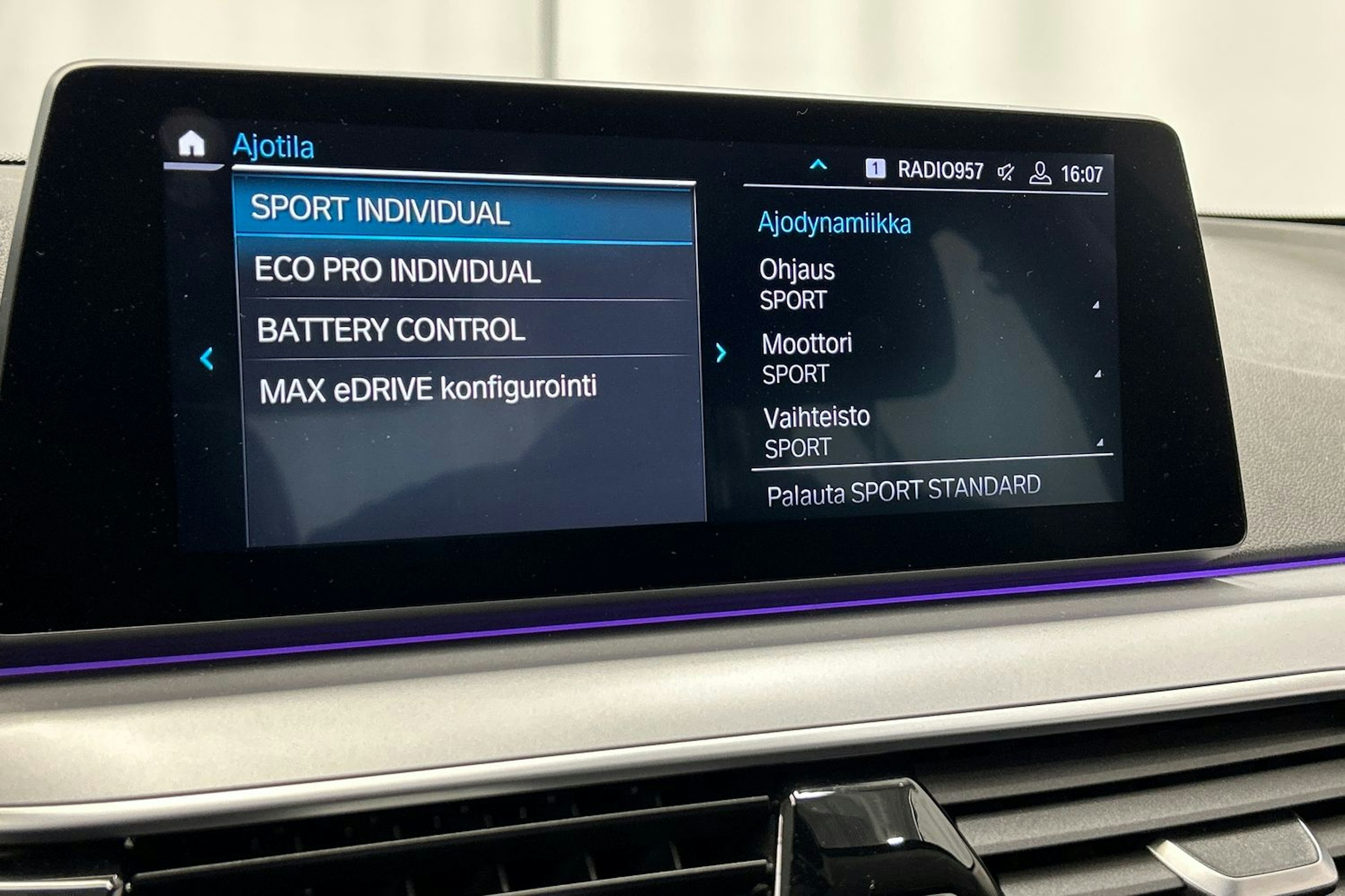 musta BMW 530 2020 kuva 27.